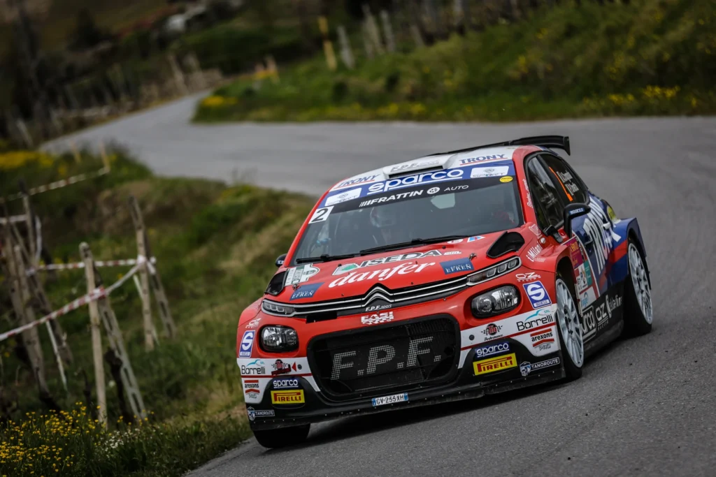 Andrea Crugnola in azione al Rally di Alba 2025 con la Citroën C3 Rally2 durante la prova speciale 13